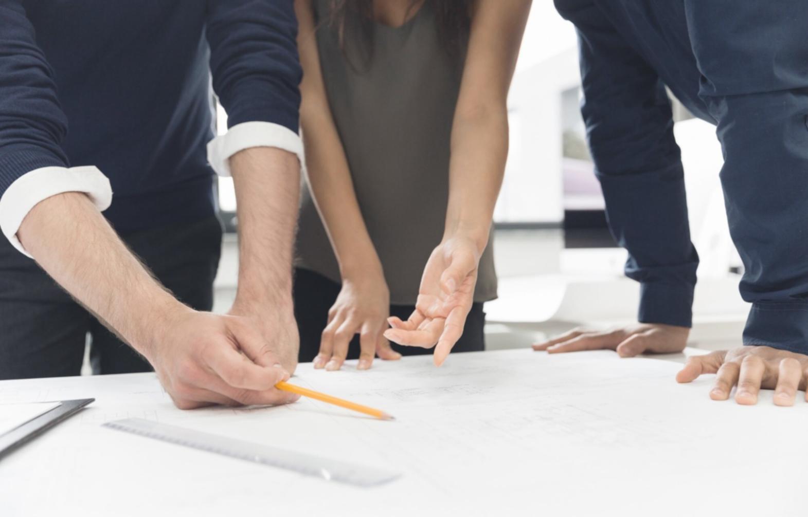 Team bei der Entwicklung von Schulungsmaterialien