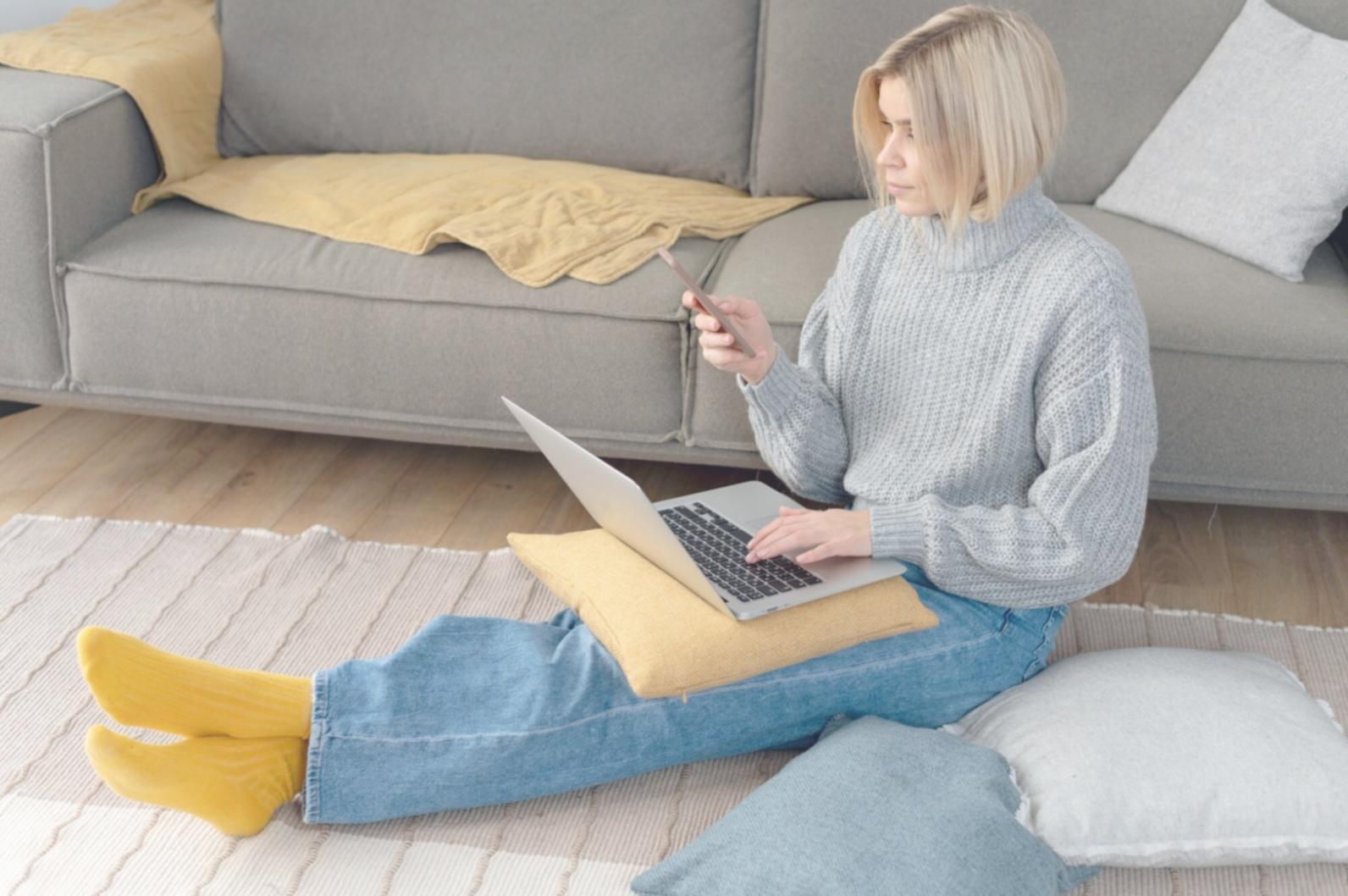 Teilnehmende arbeiten gemeinsam an Budgetunterlagen während einer Präsenzsitzung