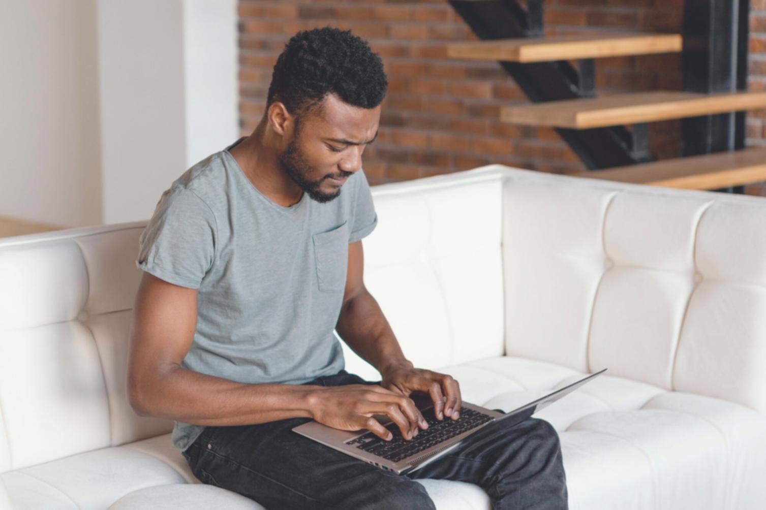 Nahaufnahme von Budgetdokumenten und Notizen auf einem Schreibtisch